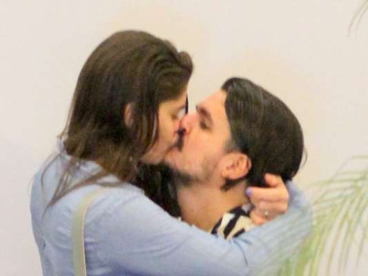 Priscila Fantin e o marido, Bruno Lopes, trocaram beijos durante passeio em shopping do Rio de Janeiro neste domingo, 1º de dezembro de 2019