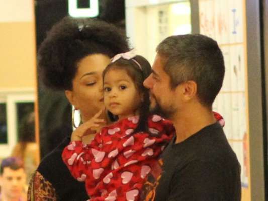 Filha de Juliana Alves e Ernani Nunes, Yolanda, de 2 anos, ganhou carinho dos pais durante passeio por shopping do Rio de Janeiro neste domingo, 1º de dezembro de 2019