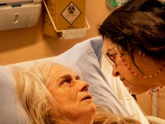 Na novela 'Amor de Mãe', Lurdes (Regina Casé) descobre ser mãe de Sandro (Humberto Carrão) no capítulo desta segunda-feira, 2 de dezembro de 2019, em revelação feita por Kátia (Vera Holtz)