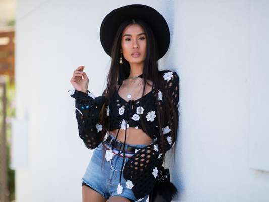 Short jeans é hit na moda do verão! Inspire-se em looks com camiseta, top cropped e mais tendências em 18 fotos