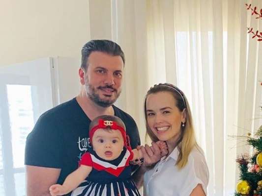 Filha de Thame Mariôto roubou a cena em foto com os pais ao lado da árvore de Natal: 'Estrelinha linda'