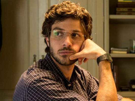 Danilo (Chay Suede) pode ser o filho perdido de Lurdes (Regina Casé) na novela 'Amor de Mãe'
