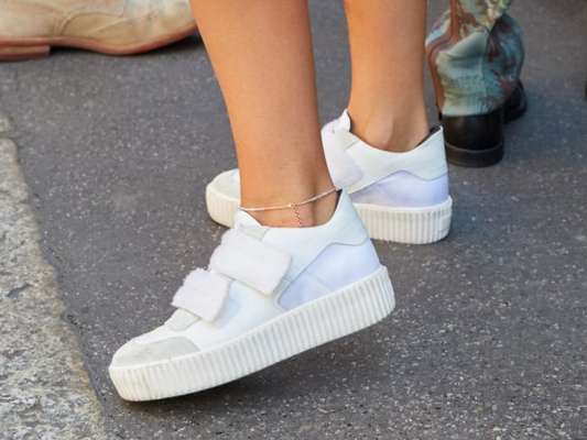 Sapatos do verão 2020: tênis branca, sandália de amarração e mais opções da moda para usar na estação. Fotos!