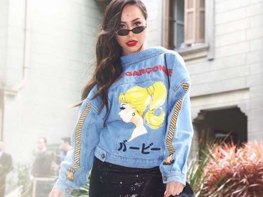 Jaqueta jeans de Sabrina Sato protagoniza look moderno com truque fashion nesta segunda-feira, dia 02 de novembro de 2019