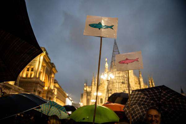 Protesto das 'sardinhas' contra Salvini em Milão