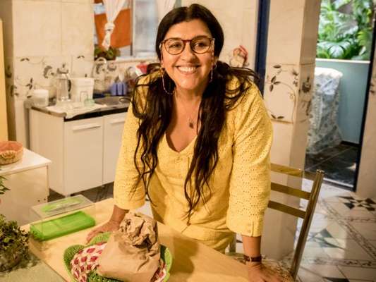 Lurdes (Regina Casé) acaba ajudando tráfico para apoiar Sandro (Humberto Carrão) na novela 'Amor de Mãe'