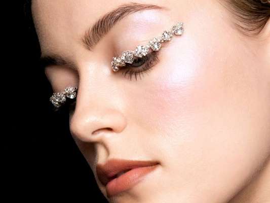 A make iluminada de Réveillon pode ser criada com aplicações de pedrinhas de strass nas pálpebras e pele com iluminador