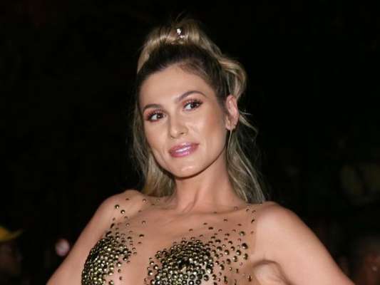 Lívia Andrade apostou em top com supertransparência e saia com franjas em ensaio de rua da Paraíso do Tuiuti para o carnaval 2020