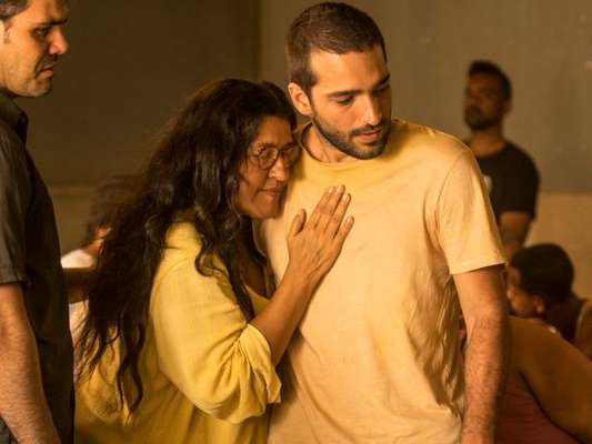 Para salvar Sandro (Humberto Carrão), Lurdes (Regina Casé) vende a casa na novela 'Amor de Mãe'