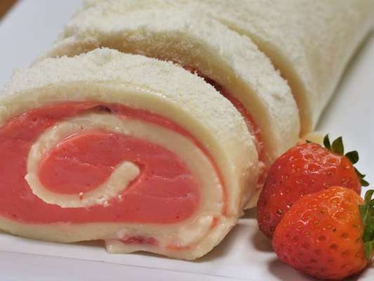 Rocambole de leite ninho com morango