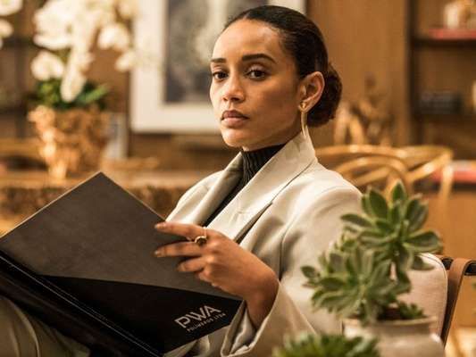 Vitória (Tais Araujo) revela que deu o filho que teve com Raul (Murilo Benício) para Kátia (Vera Holtz) na novela 'Amor de Mãe'