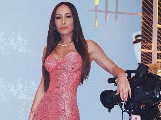 Sabrina Sato roubou a cena ao exibir uma cintura bem fina durante a gravação do programa 'Familia Record'