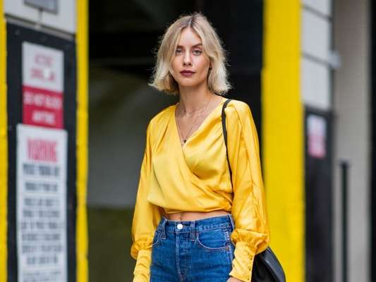 Jeans na moda: blusa transpassada, camisa social e mais opções para usar com a calça em denim e se vestir como uma fashionista. Fotos!