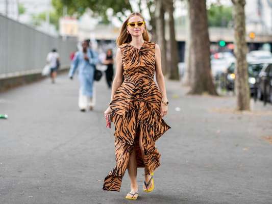 Tá na moda: vestido animal print com chinelo é combo estiloso para se manter fashion no verão