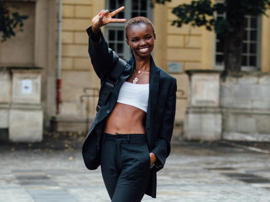Moda em preto e branco: inspire-se nesses 13 looks black and white que provam que dá para investir no duo clássico com muito estilo