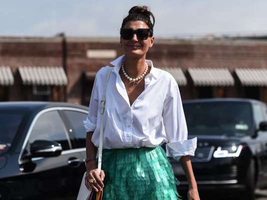 Tá na moda: camisa social branca é aposta certeira para look de verão e o Purepeople listou 7 peças para usar com o clássico. Fotos!