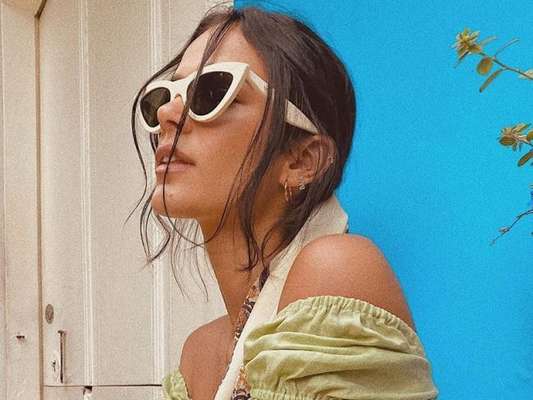 Bruna Marquezine apareceu com óculos retrô e mangas bufantes em viagem em Trancoso, na Bahia. Inspire-se na tendência!