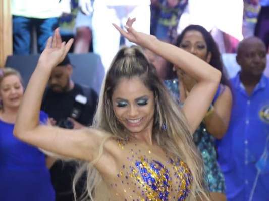 Lexa, 15 quilos mais magra, mostrou samba no pé na festa de 88 anos da Unidos da Tijuca na quadra da agremiação neste sábado, 4 de janeiro de 2020