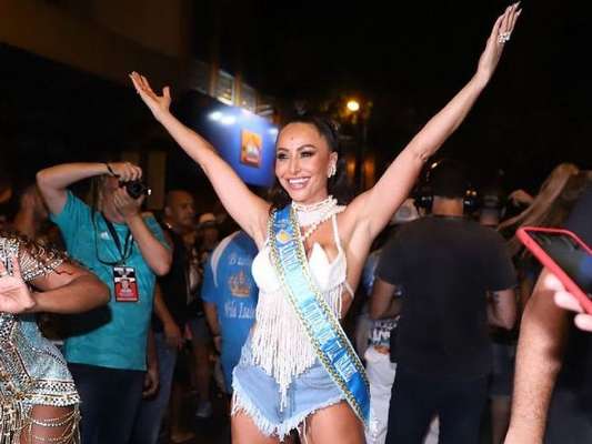 Sabrina Sato brilhou como rainha de bateria no ensaio de rua da Vila Isabel neste domingo, 5 de janeiro de 2020