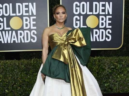 Jennifer Lopez apostou no vestido com laço metalizado de Valentino para o Globo de Ouro 2020