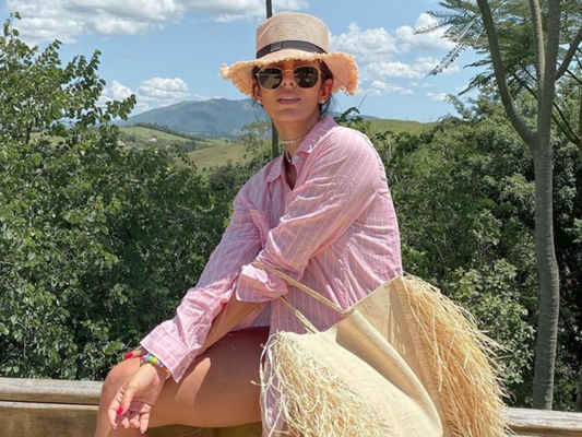 Moda de verão: 5 itens para levar na viagem de férias segundo as trends das famosas. Confira!