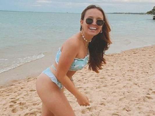 Larissa Manoela reune trends de beachwear e acessórios em seus looks de verão