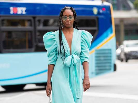 Tá na moda: vestido com babados e manga bufante, bermuda jeans e mais trends para aderir no verão e usar o ano todo. Inspire-se!