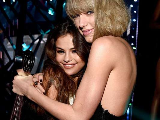 Taylor Swift se declara para Selena Gomez em entrevista e nós estamos morrendo de tanta fofura