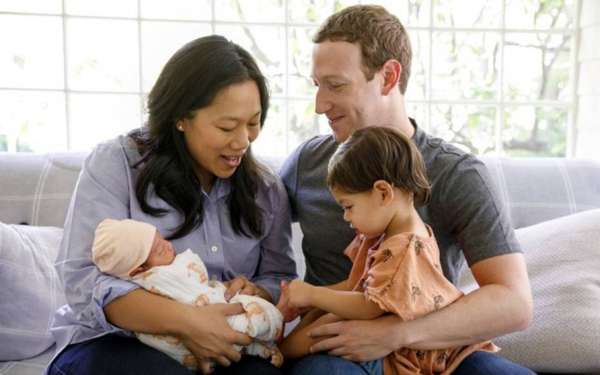 2010 - Em 2010, o criador do Facebook, que é casado com a médica Priscilla Chan, descendente de chineses, se propôs a aprender mandarim. Zuckerberg diz que pratica o idioma todos os dias e já chegou inclusive a dar palestras e entrevistas falando somente em mandarim. Ironicamente, o Facebook é bloqueado na China.