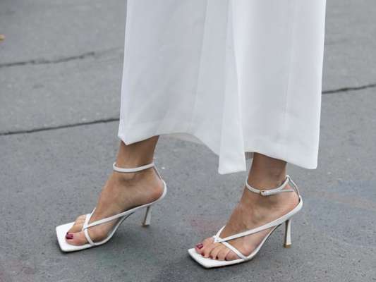 Sandálias da moda: rasteirinha metalizada, sandália de salto com bico quadrado e mais sapatos para usar no verão 2020. Fotos!