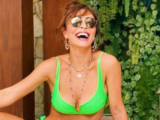 Juliana Paes aposta em beachwear verde fluorescente neste verão