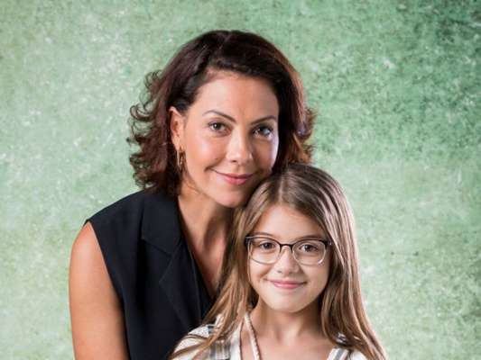 Nos últimos capítulos da novela 'Bom Sucesso', Nana (Fabiula Nascimento) chora ao contar para a filha, Sofia (Valentina Vieira), que perdeu o bebê que esperava: 'A gente vai ter que ser forte nesse momento pra passar por isso, juntas'