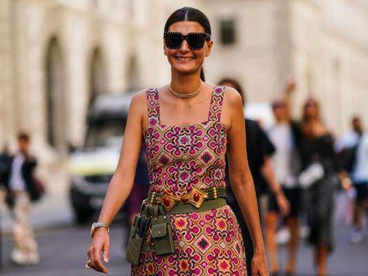 Tendência de moda 2020: vestidos e blusas no estilo ombro a ombro, com decote quadrado e um ombro só são as apostas das fashionistas para a temporada. Fotos!