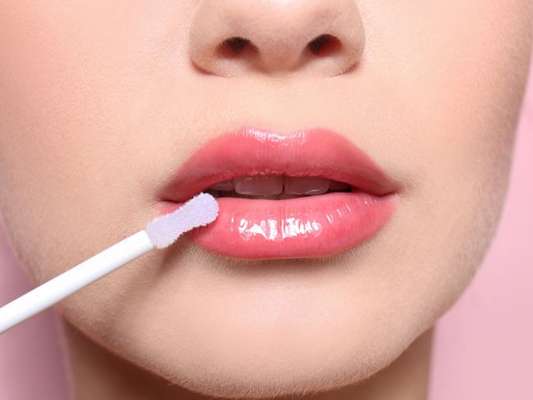 Brilho labial é trend no verão: 6 opções do produto para você escolher seu favorito