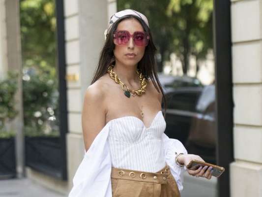 Moda metalizada no verão 2020: bolsa de mão, colares chunky, rasteira dourada e mais formas de incluir peças em tons metálicos no look da estação
