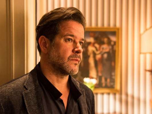 Na novela 'Amor de Mãe', Raul (Murilo Benício) expulsa filho Vinícius (Antonio Benício) de casa após traição em jantar da empresa de Álvaro (Irandhir Santos): 'Mentiu pra mim'
