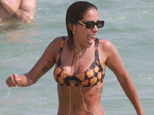 Anitta dá mergulho em praia da Barra da Tijuca, zona oeste do Rio de Janeiro, nesta sexta-feira, 10 de janeiro de 2020