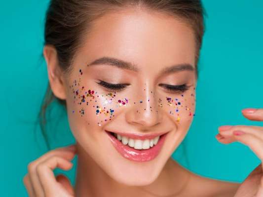 Maquiagem para o Carnaval: 10 inspirações de makes com brilho para você arrasar nos blocos!