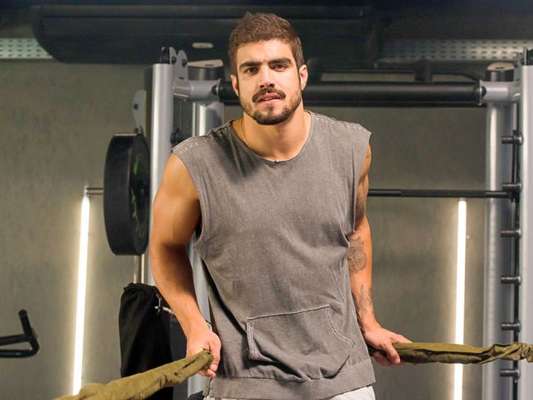 Caio Castro posa com gato que presenteou Grazi Massafera e comentário de atriz agita fãs. nesta sexta-feira, dia 10 de janeiro de 2020