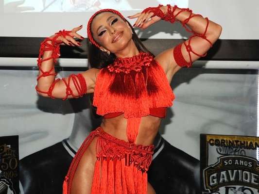 Sabrina Sato chama atenção ao exibir barriga tanquinho em look decotado para ensaio de Carnaval nesta sexta-feira, dia 10 de janeiro de 2020