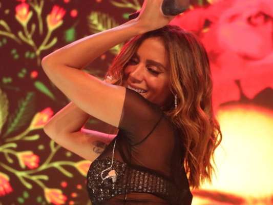 Anitta apostou em look estiloso para fazer show neste sábado, dia 11 de janeiro de 2020