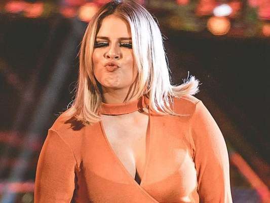 Marília Mendonça exibe foto de biquíni na piscina neste domingo, dia 12 de janeiro de 2020