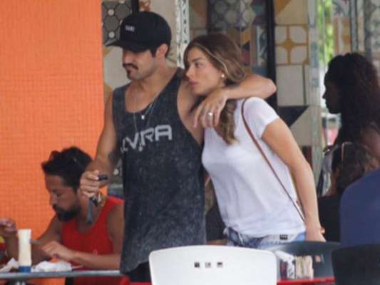 Grazi Massafera e Caio Castro são fotografados abraçados deixando loja de sucos no Rio de Janeiro, em 12 de janeiro de 2020