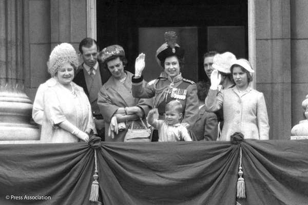 Príncipe Andrew - O príncipe Andrew, nascido em 19 de fevereiro de 1960, aparece no centro da foto, no colo de Elizabeth II, sua mãe. Ele é o terceiro filho da rainha.