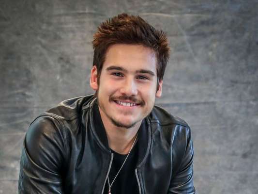 Nicolas Prattes posou juntinho com a namorada, a universitária Bruna Blaschek: 'Acho que esse teu jeito combinou comigo'