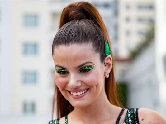 Camila Queiroz aposta em maquiagem de Carnaval com strass. Veja os detalhes do look!