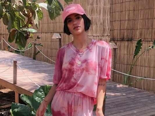 Tie dye é tendência e as famosas já estão apostando na estampa manchadinha nos looks de verão!