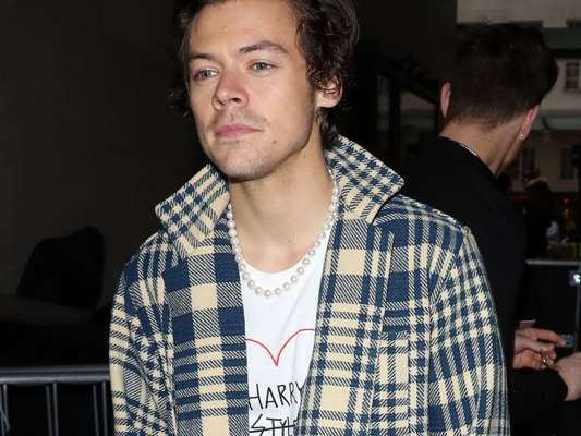Harry Styles assume que escuta One Direction enquanto malha!