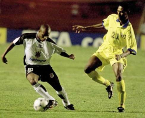 Edilson foi crucial na conquista do primeiro mundial do Timão, em 2000. Aqui, em um jogo com o Al Nassr