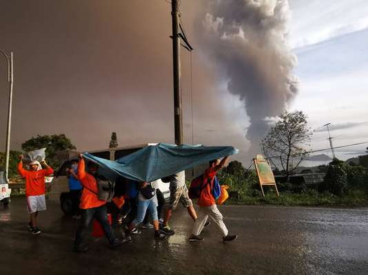 Coluna de fumaça expelida pelo vulcão Taal, nas Filipinas
